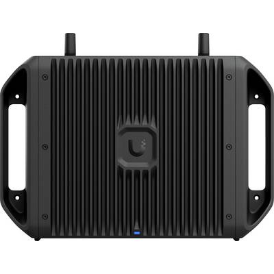 « Un routeur sans fil noir de forme rectangulaire avec des aérations, des poignées et deux antennes ; logo Ubiquiti au centre et un voyant LED bleu en dessous. »