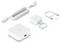 Un petit appareil réseau blanc avec un port USB, un adaptateur secteur blanc, des câbles Ethernet et un plateau pour carte SIM sur une surface claire.