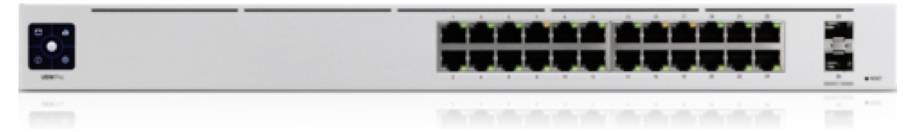 Commutateur réseau avec 16 ports Ethernet et 2 ports SFP, dotés de voyants d'état et d'un petit écran sur le côté gauche pour la gestion des appareils.