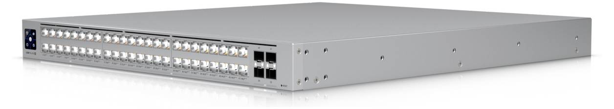 Un commutateur réseau en argent avec plusieurs ports Ethernet affichés sur son panneau frontal, conçu pour une installation en montage en rack dans les centres de données.