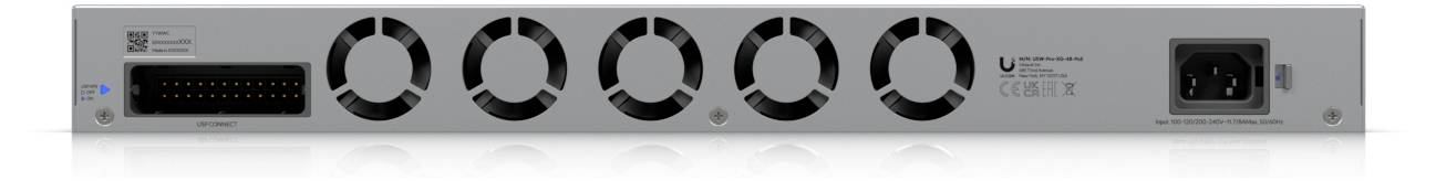 Vue arrière d'un appareil réseau avec plusieurs évents de ventilateur circulaires, un grand port connecteur sur la gauche et une entrée d'alimentation sur la droite.