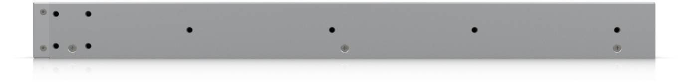 Un long panneau de montage en rack en métal gris rectangulaire avec plusieurs trous circulaires régulièrement espacés sur sa surface.