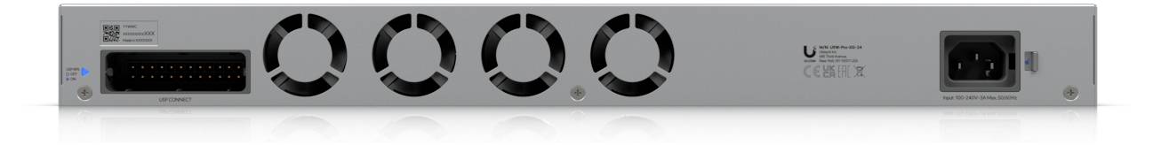 Une vue arrière d'un commutateur réseau avec trois ventilateurs, une prise d'alimentation et plusieurs ports de connexion de câbles.