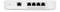 Un commutateur réseau blanc avec quatre ports Ethernet et un voyant LED sur le côté gauche.