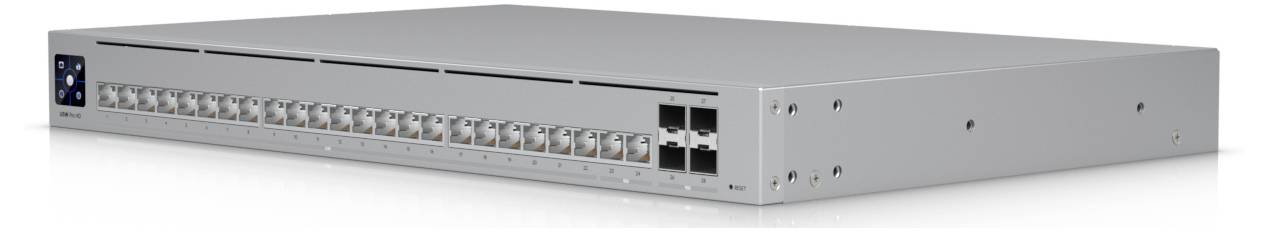 Un gros plan d'un connecteur électrique à quatre broches, équerre, avec un câble noir et un filetage métallique, mettant en évidence son design et sa structure.