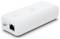 « Un appareil Ubiquiti airGateway blanc avec un port Ethernet et une connexion d'alimentation, utilisé pour étendre la couverture Wi-Fi en intérieur. »
