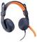 Casque audio supra-auriculaire gris foncé et orange avec microphone à perche et câble attaché sur un fond blanc.