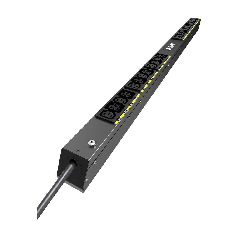 Barrette d'alimentation noire montée en rack avec plusieurs prises AC et un cordon d'alimentation connecté