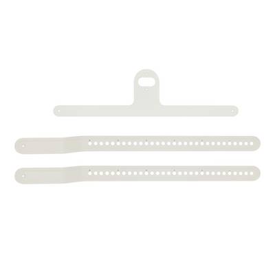 Trois pièces en plastique blanc cassé de forme allongée, comprenant un cintre en forme de T et deux bandes perforées, présentées sur un fond blanc.