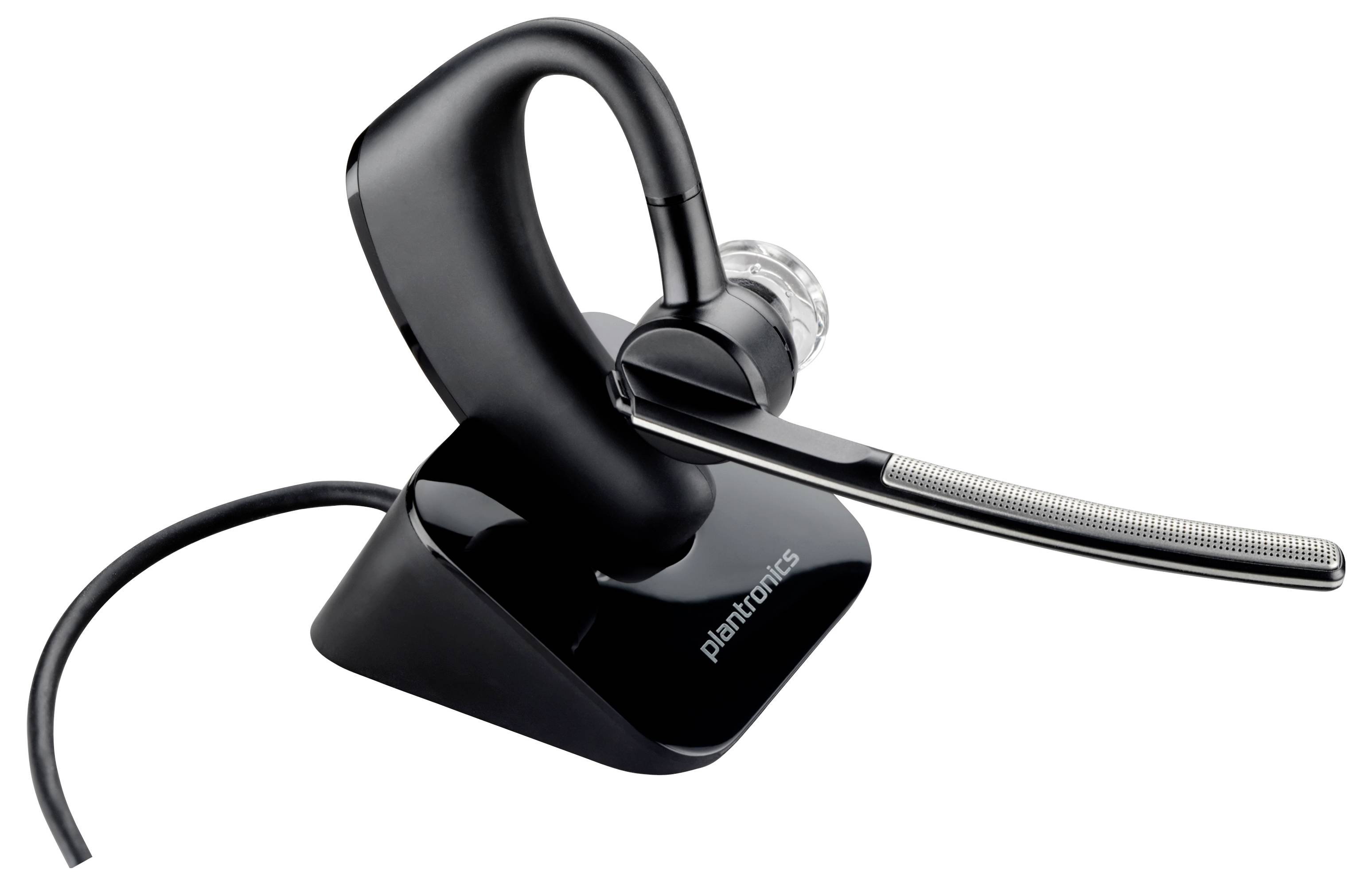 Casque Plantronics noir sur socle de charge, avec microphone perché et câble sur fond blanc.