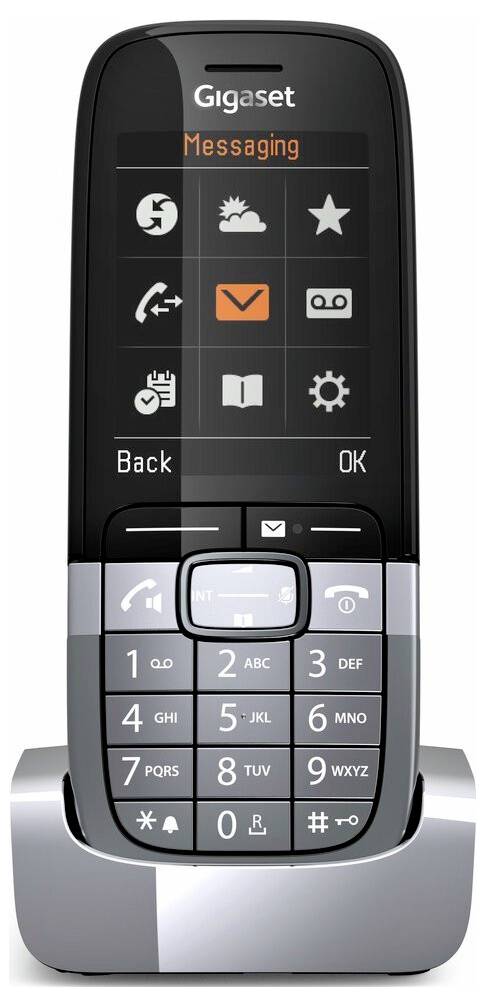 Téléphone sans fil Gigaset sur le socle de charge, affichant le menu Messages avec les icônes et les touches programmables Retour et OK.