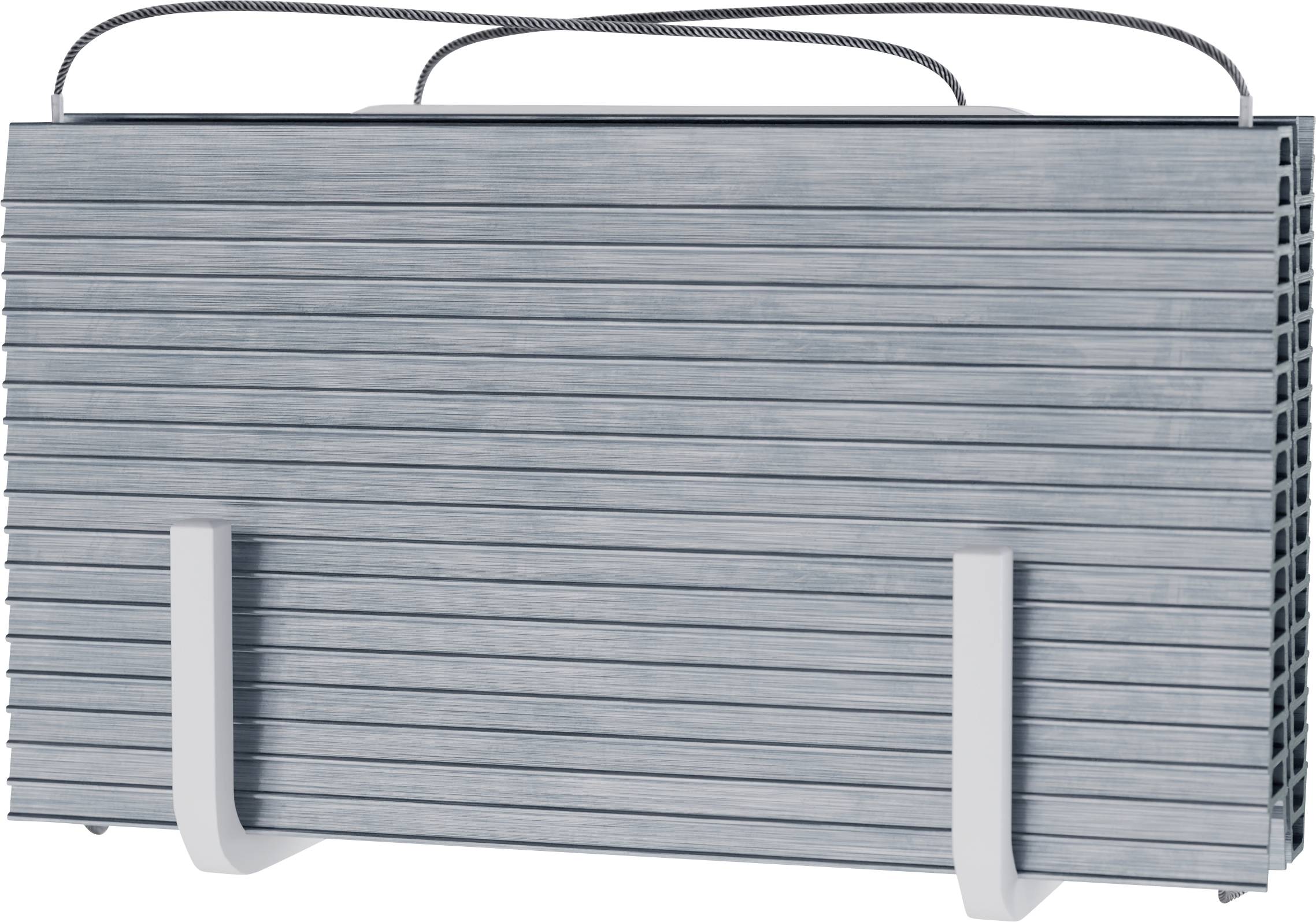 Une valise avec une texture grise et cannelée et deux poignées métalliques sur le dessus, positionnée verticalement avec des supports de chaque côté.