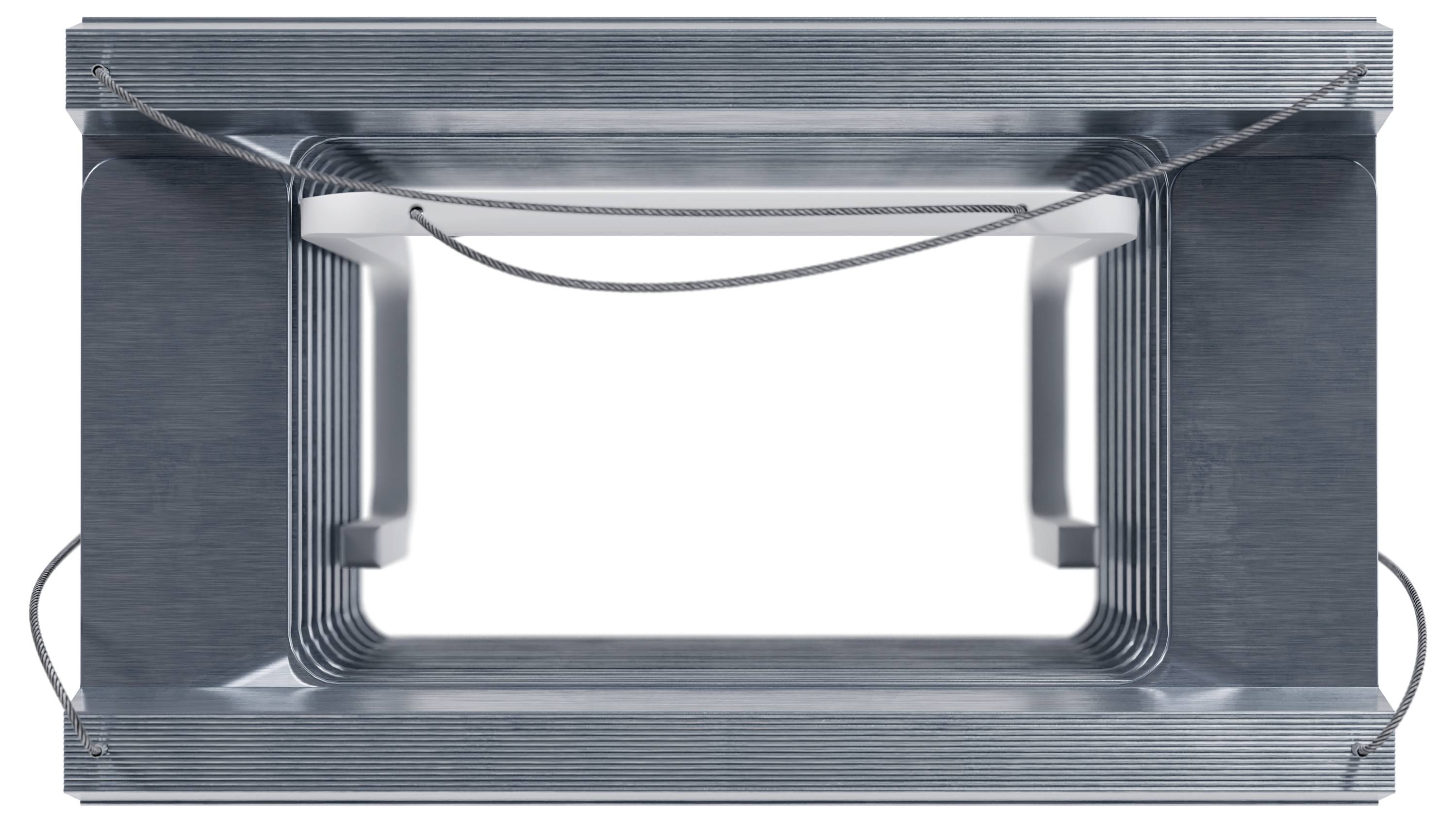 'Un objet métallique rectangulaire avec des bords en couches et des fils attachés en diagonale, probablement une partie d'un composant industriel ou mécanique.'