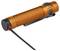 Une lampe de poche orange texturée est présentée avec un clip noir et un câble de charge attachés.