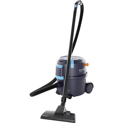 Aspirateur de type canister Nilfisk gris avec un tuyau noir, une poignée et une brosse pour sol attachée sur un fond blanc.