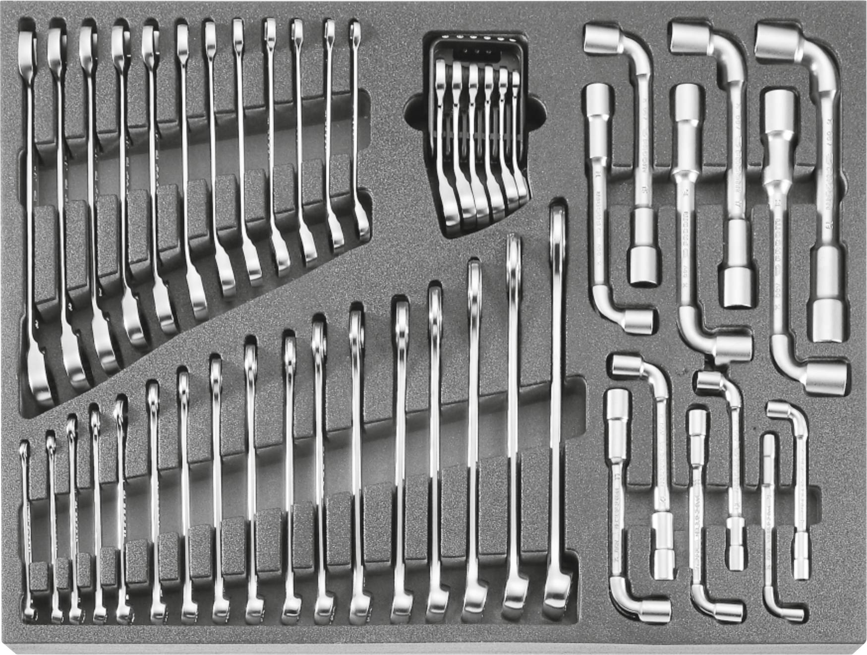Ensemble de clés à molette métalliques dans un étui en mousse, avec plusieurs clés ouvertes et des embouts de douille soigneusement rangés pour le stockage.