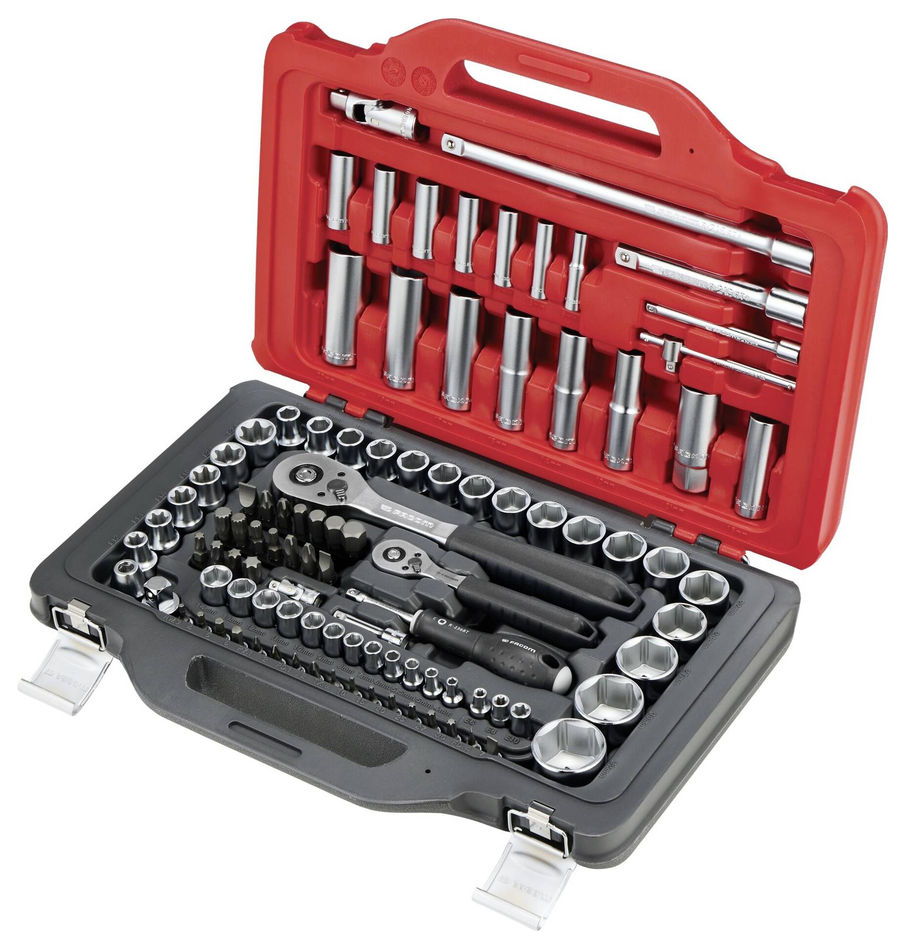 Une mallette à outils rouge et noire ouverte présentant un ensemble complet de douilles et de clés à cliquet, incluant des clés plates, des rallonges et des douilles de différentes tailles.