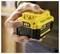 Une personne tient une batterie lithium-ion jaune Stanley V20 4.0Ah, ce qui indique qu'elle fait partie d'un système d'outils électriques.