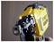 Gros plan d'un pistolet à clous jaune et noir avec des lumières LED, le nom de marque visible, indiquant qu'il est prêt à être utilisé dans la construction ou la menuiserie.