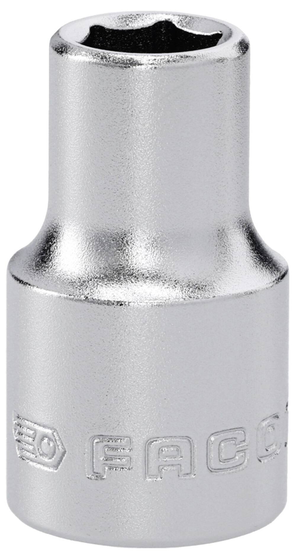 Une douille chromée provenant d'un ensemble d'outils, de forme cylindrique avec un intérieur hexagonal, estampillée d'une marque à la base.