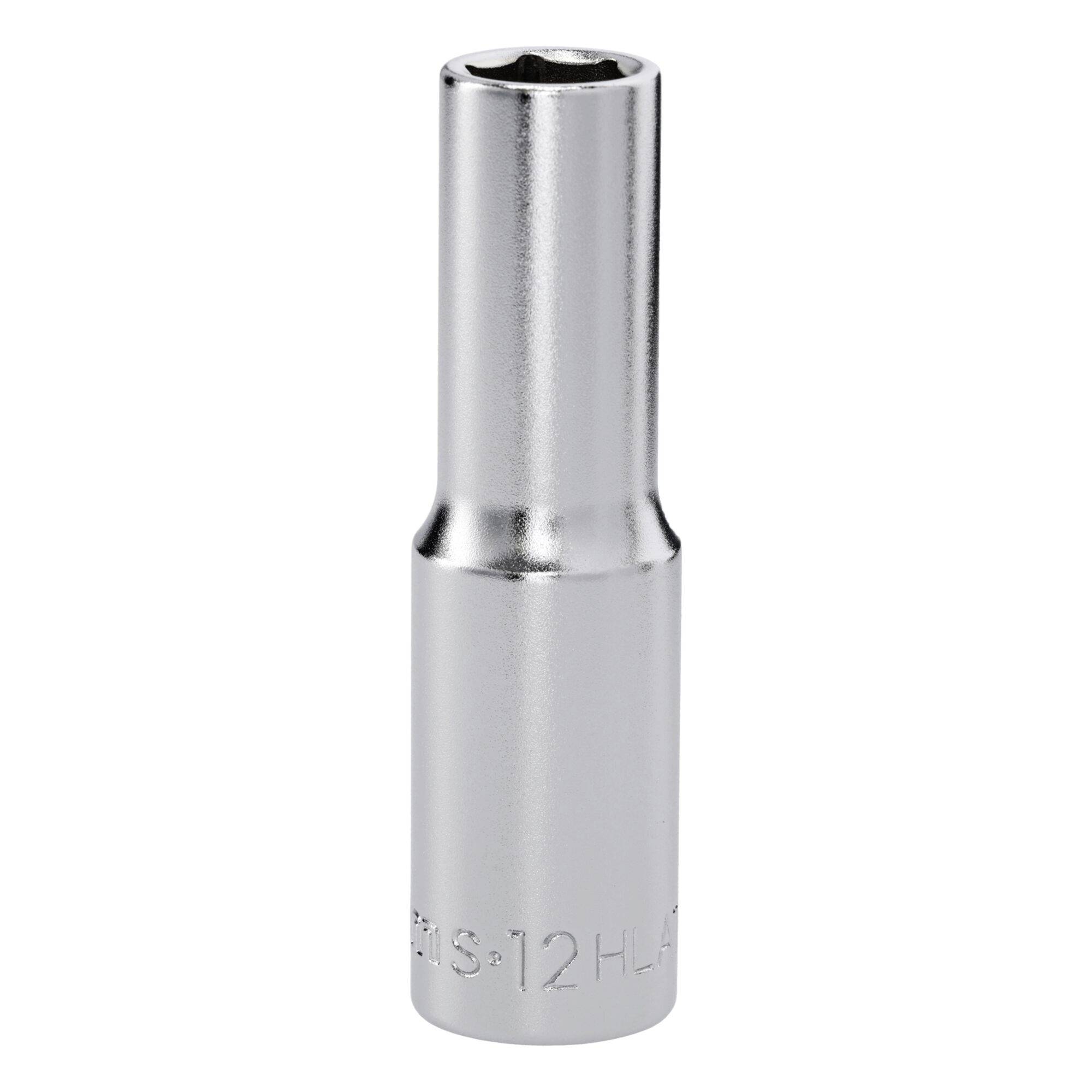 Une clé à douille brillante, longue et métallique avec une ouverture hexagonale, utilisée pour serrer ou desserrer les écrous et les boulons.