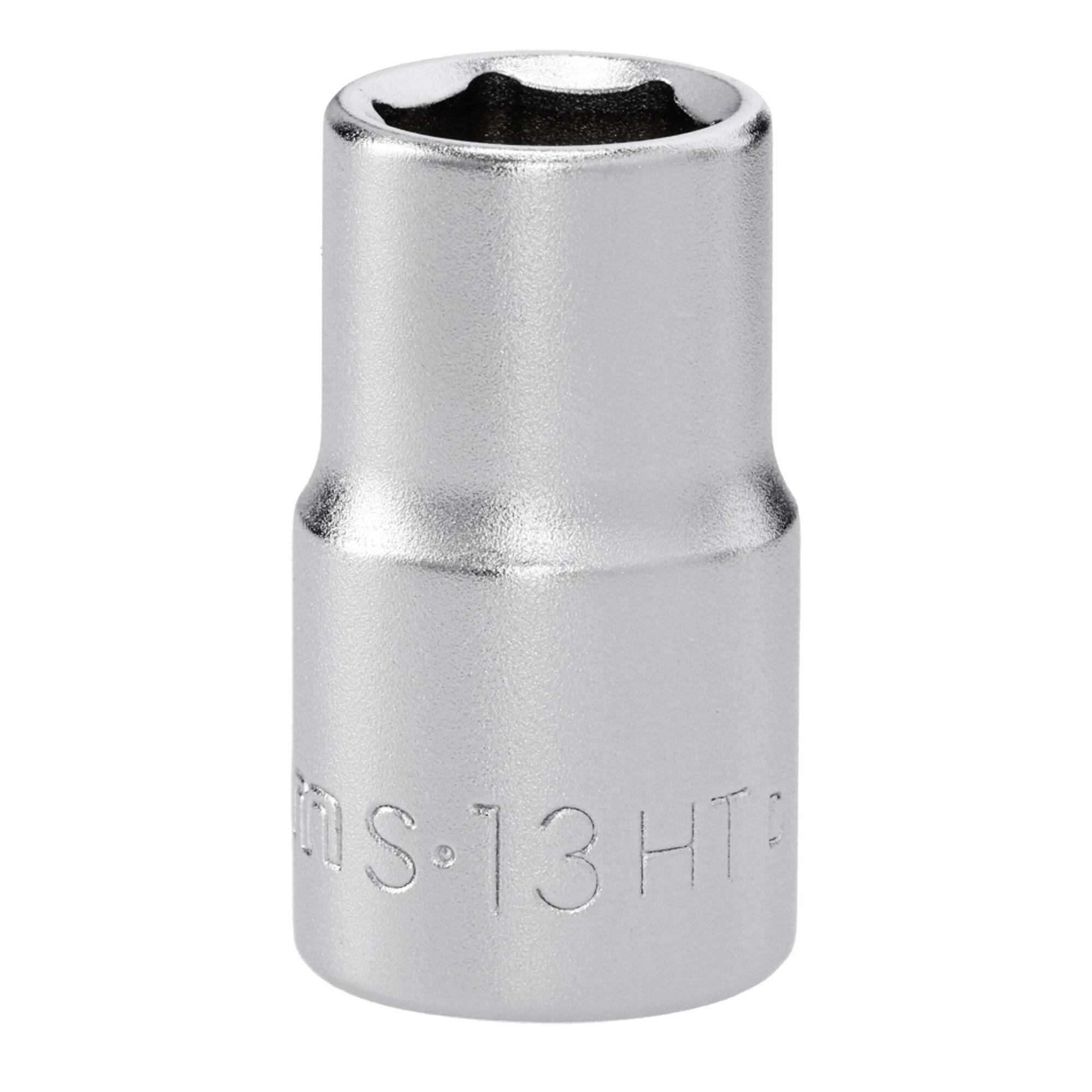 Une douille métallique en argent gravée « S-13 HT », probablement utilisée pour serrer ou desserrer les écrous et les boulons.