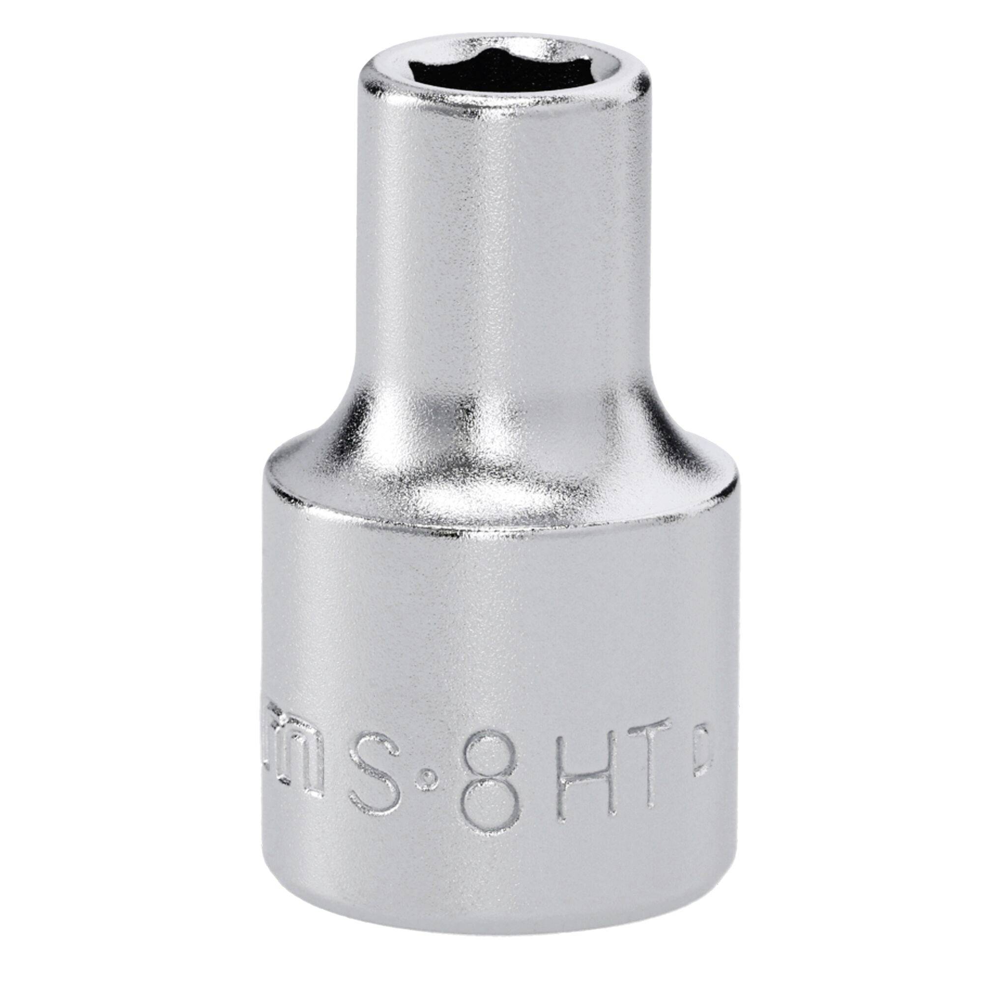 Une douille métallique brillante avec une ouverture hexagonale, étiquetée « 8 HT Chrome Vanadium ». Utilisée pour tourner les fixations avec une clé ou un cliquet.
