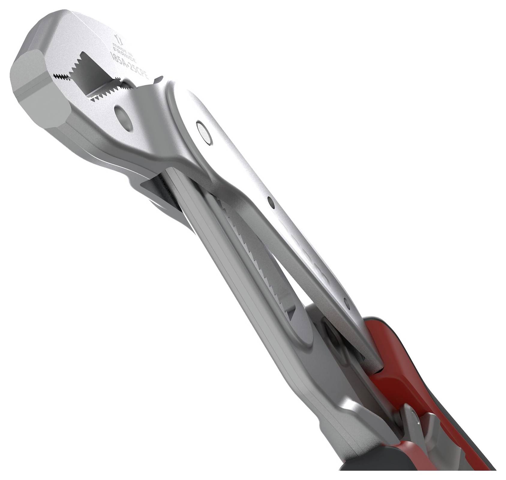 Une vue latérale rapprochée d'une clé à molette métallique avec des mâchoires ajustables, montrant des surfaces de préhension à rainures. La clé a un manche rouge.