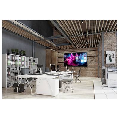Bureau moderne à plan ouvert avec des bureaux, des chaises, des bibliothèques et un grand écran numérique mural affichant un affichage coloré.