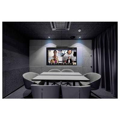Petite salle de conférence moderne avec un écran vidéo monté au mur affichant quatre personnes lors d'une réunion vidéo autour d'une table.