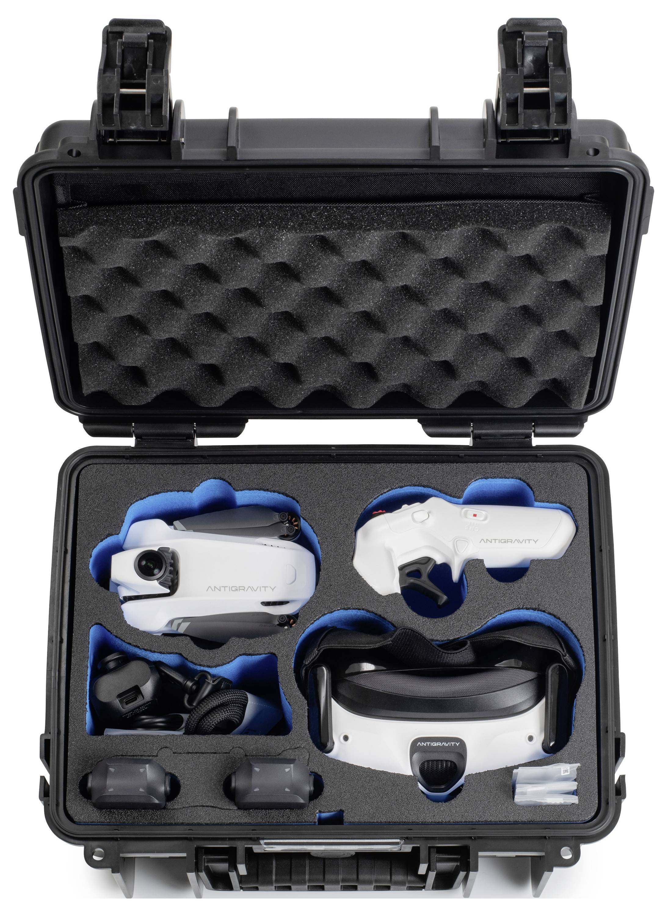 Un étui de protection contient une télécommande de drone, un casque et des accessoires, tous soigneusement organisés dans des découpes de mousse personnalisée.
