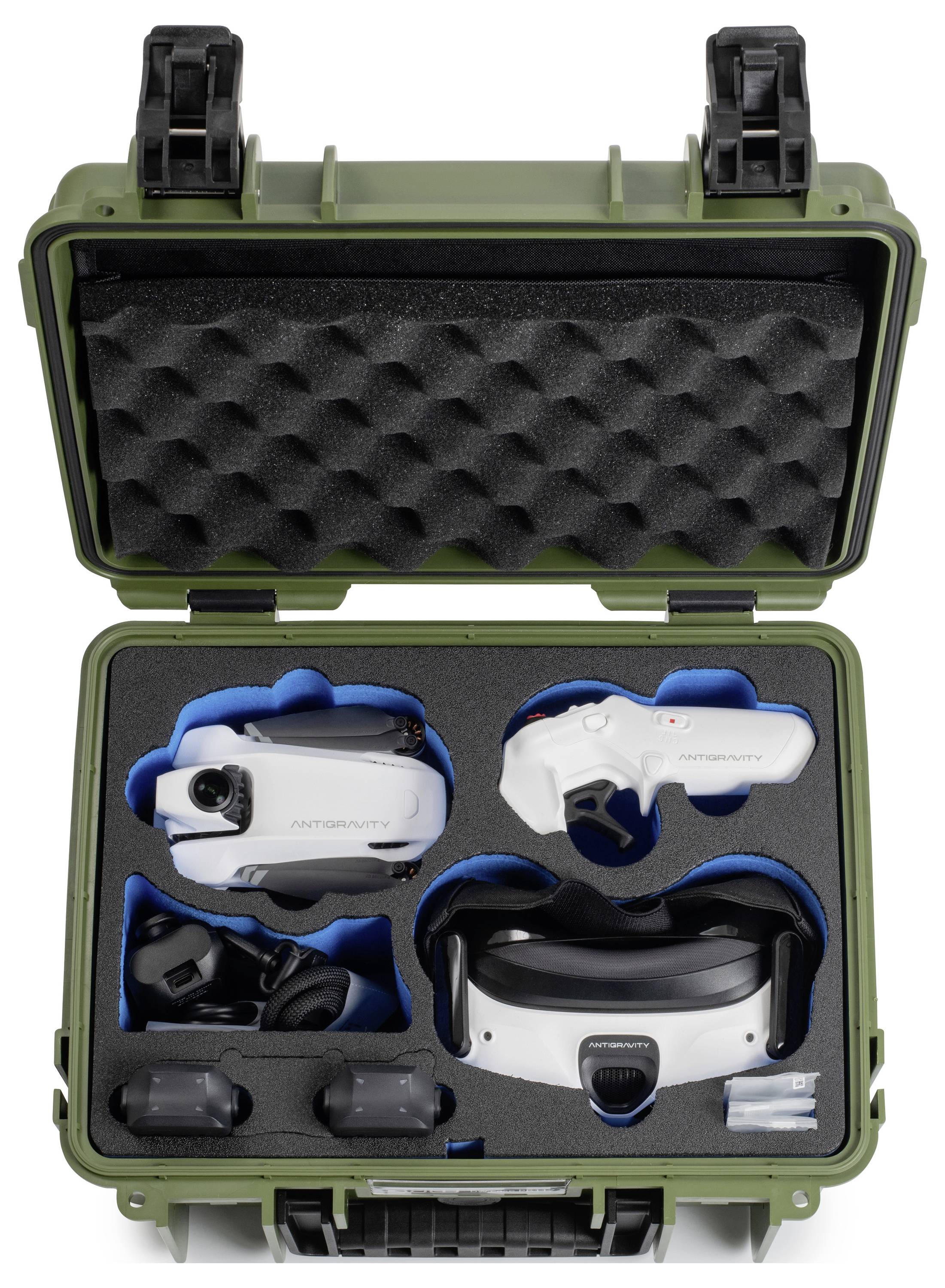 Un étui de protection vert olive ouvert révélant un appareil photo, un stabilisateur, un casque, des batteries et des accessoires soigneusement rangés dans de la mousse pour le transport.