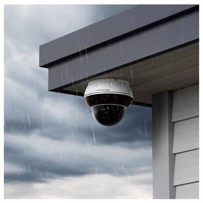 Une caméra de surveillance montée sous le toit d'un bâtiment pendant une averse, capturant la scène en dessous.
