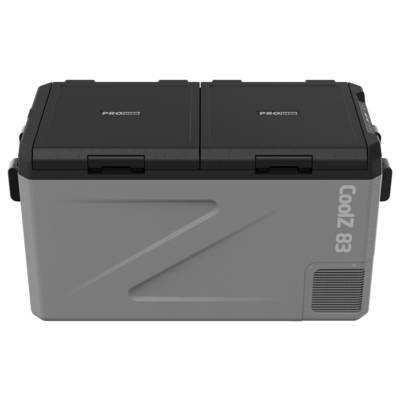 Glacière portable grise avec deux compartiments à couvercle noir, portant l'étiquette « Cool 83 » sur le côté