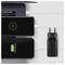 Trois smartphones se chargent à partir d'un chargeur mural multiport ; l'un affiche 100 % et un autre « 100 % chargé » dans une icône de batterie.