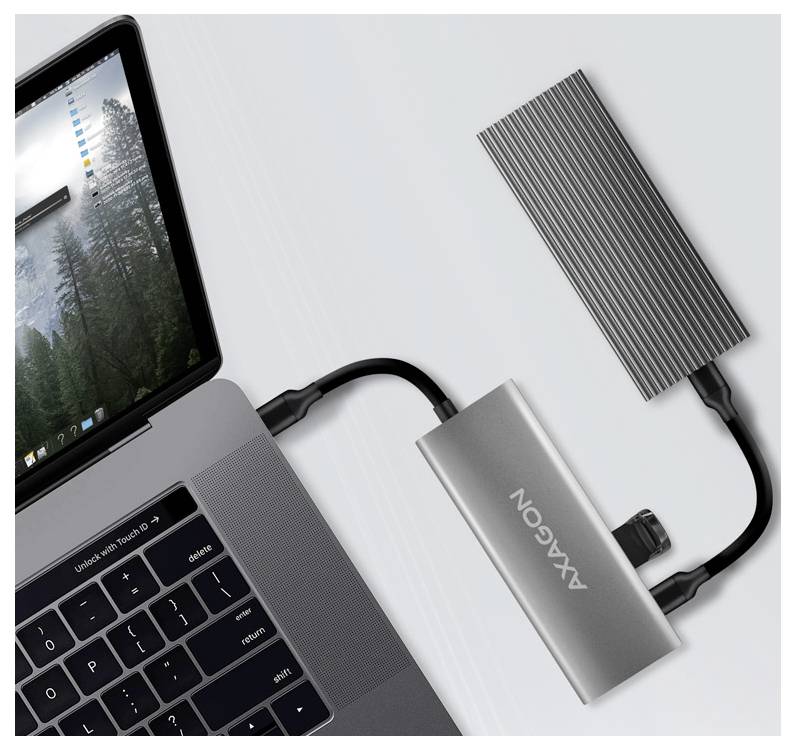 Tablette et ordinateur portable connectés à un hub USB-C Axxagon avec un câble menant à un appareil externe ou un lecteur.
