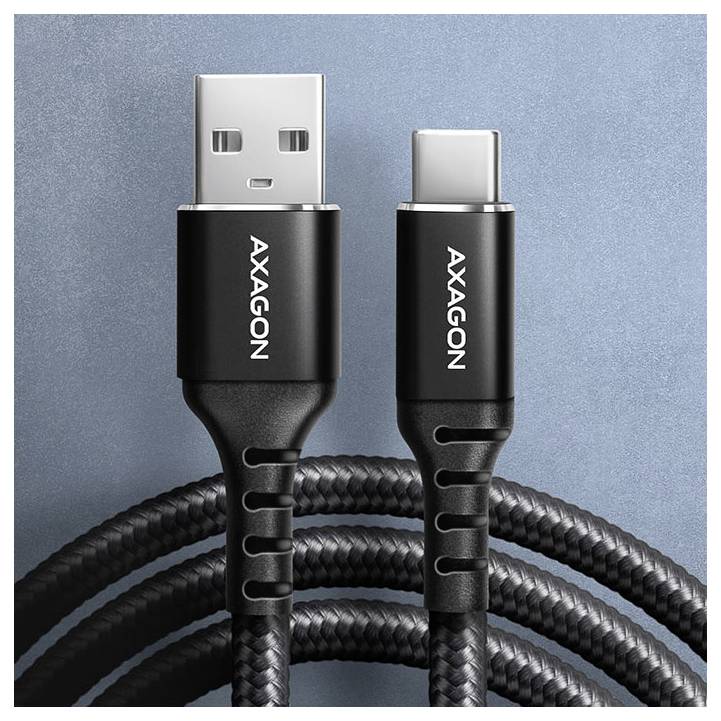 Gros plan de deux câbles USB AXAGON, un USB-A et un USB-C, debout verticalement sur un fond bleu avec des cordons tressés en dessous.