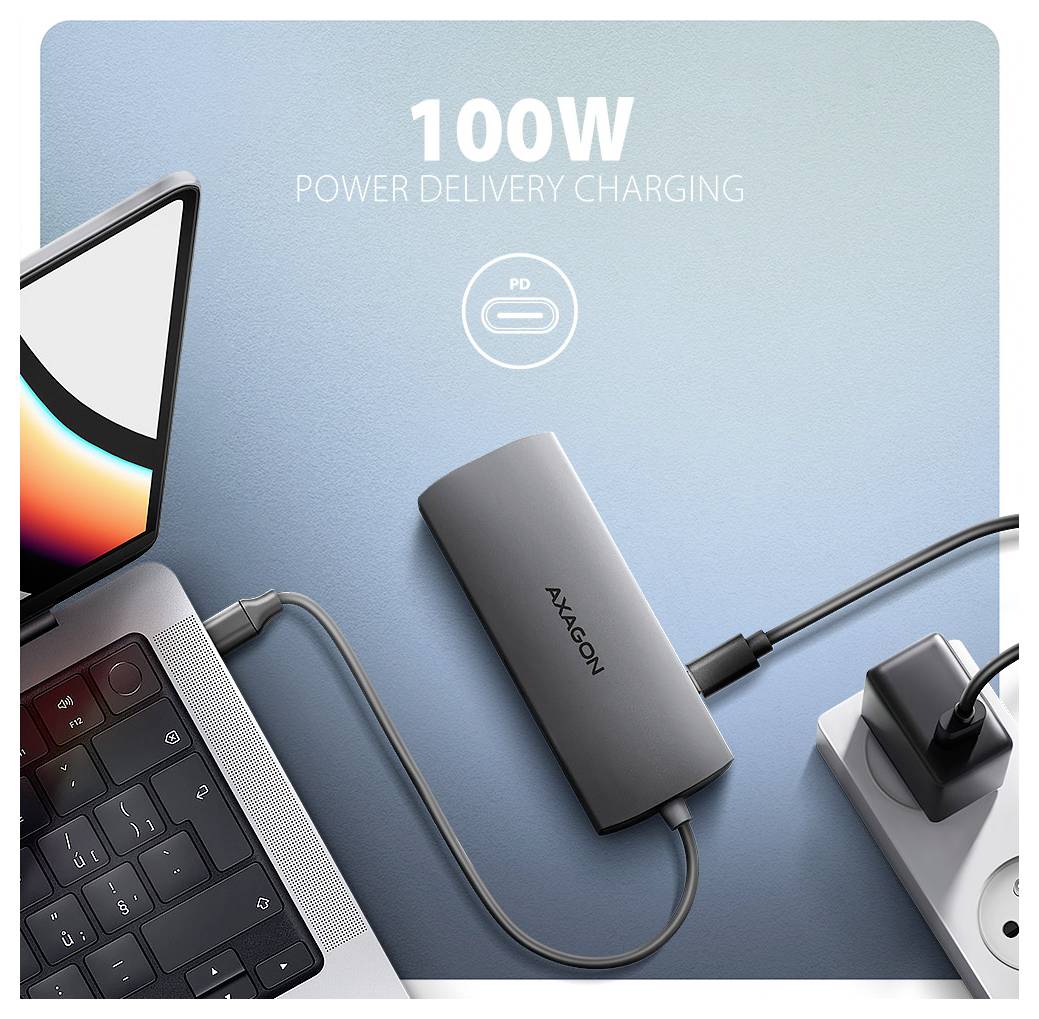 Configuration de charge de 100W avec un ordinateur portable connecté à une batterie externe/chargeur USB-C AXAGON grise et un adaptateur secteur branché.