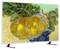 Un téléviseur affichant un tableau de nature morte représentant un panier en osier rempli de fruits jaune-orange sur un tissu bleu, avec des branches feuillues au-dessus.