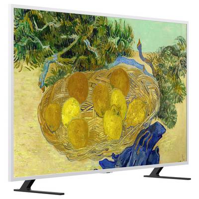 Télévision à écran plat affichant un tableau représentant un panier en osier rempli de fruits jaunes sous des branches feuillues et un tissu bleu, probablement une nature morte.