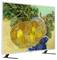 Télévision à écran plat affichant un tableau représentant un panier en osier rempli de fruits jaunes sous des branches feuillues et un tissu bleu, probablement une nature morte.