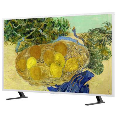 Un téléviseur à écran plat affiche un tableau représentant un panier en osier rempli d'œufs, entouré de branches feuillues sur un fond pâle.