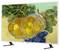 Un téléviseur à écran plat affiche un tableau représentant un panier en osier rempli d'œufs, entouré de branches feuillues sur un fond pâle.