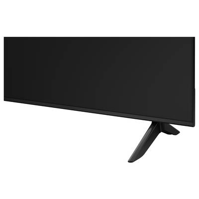 Téléviseur ou moniteur à écran plat noir affiché à un angle sur un socle sur fond blanc.