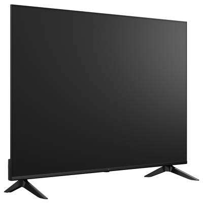 Téléviseur à écran plat noir affiché sur un pied, légèrement incliné vers la gauche sur fond blanc.