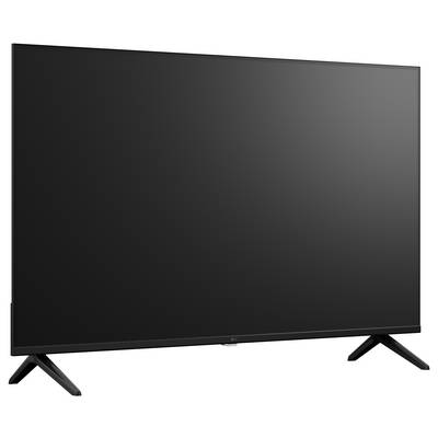 Grand téléviseur écran plat noir sur deux supports inclinés, montré en vue de face sur un fond blanc.
