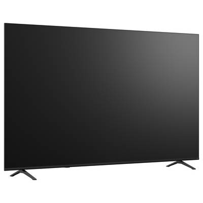 Grand téléviseur à écran plat noir sur un fond blanc, légèrement incliné avec deux pieds de support visibles.