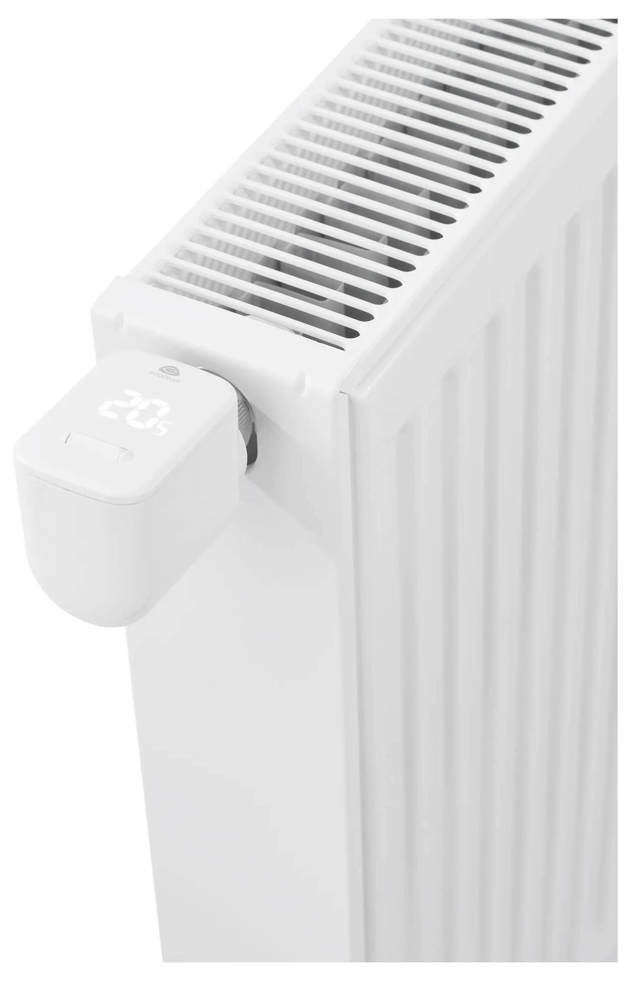 Radiateur blanc avec un robinet thermostatique numérique attaché, affichant le réglage de la température du radiateur.