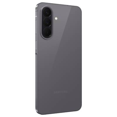 Vue arrière d'un smartphone Samsung gris foncé montrant un module triple caméra vertical et un flash unique dans le coin supérieur gauche.