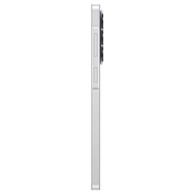 Vue latérale d'un smartphone argenté, montrant le bord fin avec les boutons de volume et le commutateur de silence.